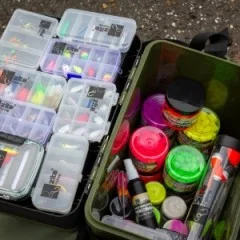 Multi-Angelkoffer Sparset mit Sitzkiepe, gummiertem Kescher, Hakenlöserzange, Fischtöter & GRATIS Thermoskanne - Das Raumwunder von Zite Fishing