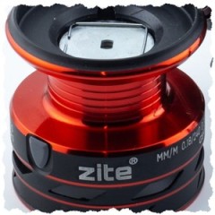 Spinning Reel Base 2000 Spinnrolle mit Frontbremse 5+1 2 Aluminiumspulen für Forelle & Barsch Spinnfischen - Zusatzspule in markantem Rot