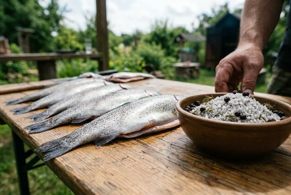 Fisch räuchern im Gasgrill: Anleitung für Forelle &amp;amp; Co. – Detailansicht