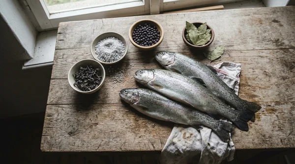 Fisch räuchern in Salzlake: Rezepte zum Einlegen & Beizen