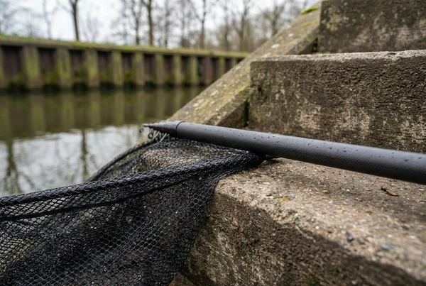 Teleskopkescher oder faltbarer kescher unterschied beim streetfishing – Detailansicht