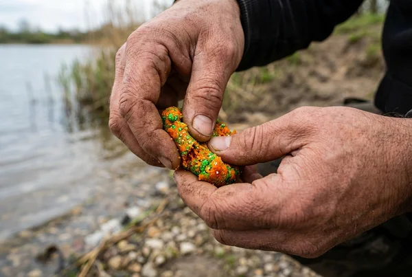 Wie Forellenteig richtig am Haken befestigen ohne abzufallen – Detailansicht