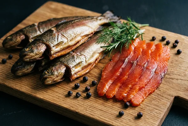 Was ist der unterschied zwischen heißräuchern und kalträuchern fisch – Detailansicht