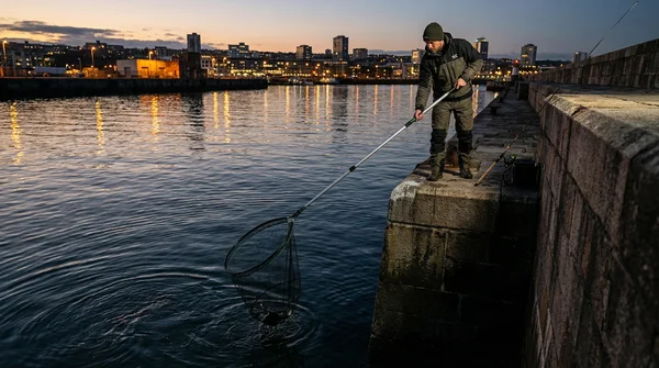 Hohe Spundwand Kescher: Fisch sicher landen beim Streetfishing