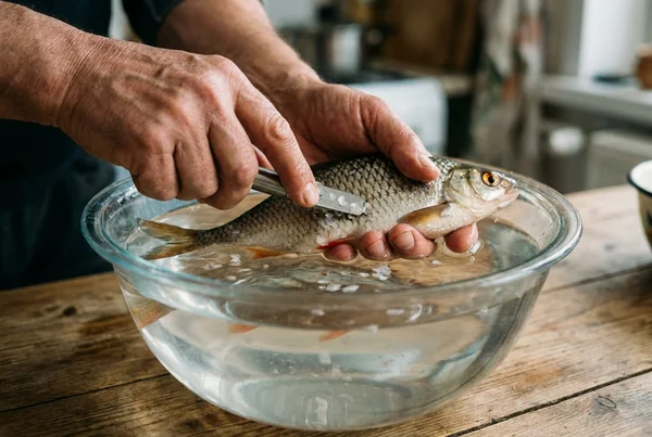 Beste technik zum fischschuppen ohne die küche zu verwüsten – Detailansicht