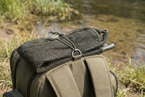 Wie transportiere ich meinen kescher am rucksack – Detailansicht