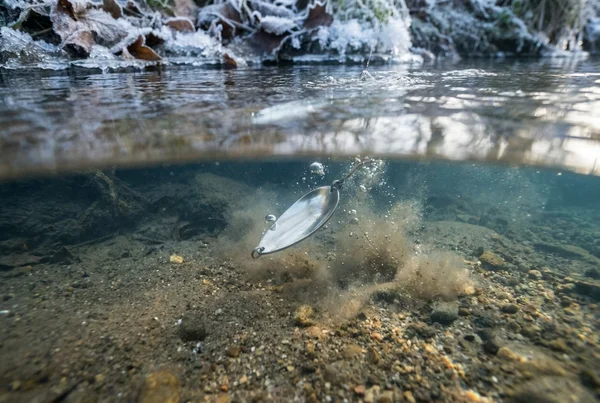 Löffelblinker führungstechnik im winter bei kaltem wasser – Detailansicht