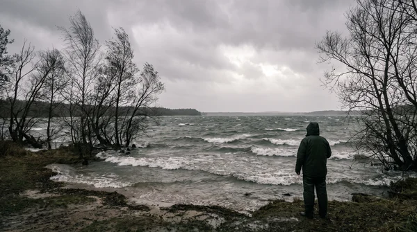 Erfolgreich Angeln bei Wind und Regen: Profi-Tipps für ungemütliches Wetter