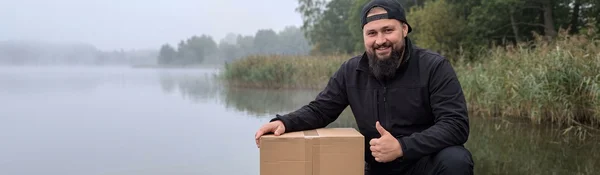 Inhaber präsentiert das Zite-Paket am Steg — Bundles & Sets von Zite Fishing