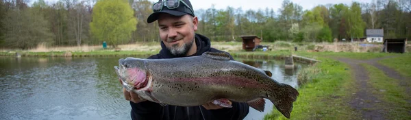 Inhaber präsentiert das Zite-Paket am Steg — Bundles & Sets von Zite Fishing