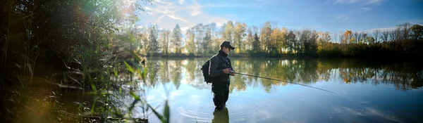 Angler mit kapitalem Zander — Zite Fishing Deals