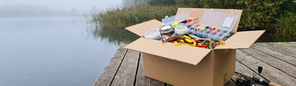 Frisch gepacktes Tackle-Paket am Steg — dein Gratis-Geschenk von Zite Fishing