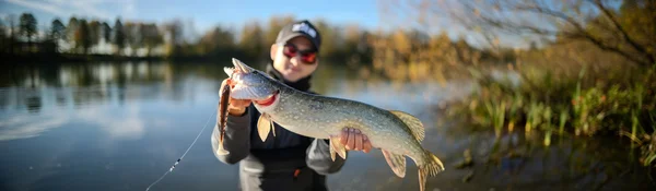 Frisch gepacktes Tackle-Paket am Steg — dein Gratis-Geschenk von Zite Fishing