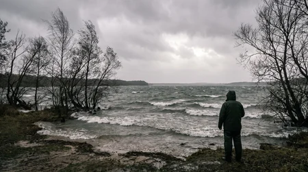 Erfolgreich Angeln bei Wind und Regen: Profi-Tipps für ungemütliches Wetter