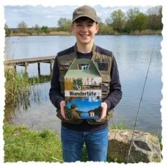 Wundertüte mit Allround Angelzubehör - Überraschungs Anglergeschenk Box mit 100 € Guthabenkarte - Die Premium-Geschenkbox für Angler