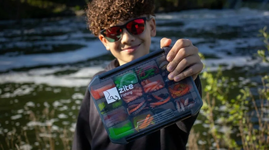 Zite Fishing No Mercy UL Pro Box Set – 128 Forellen Gummiköder + Haken & Knoblauch-Spray GRATIS - Maximale Flexibilität am Forellensee